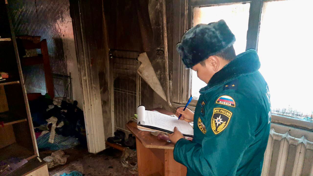 Два человека погибли в результате пожара в жилом доме в якутском Верхневилюйске