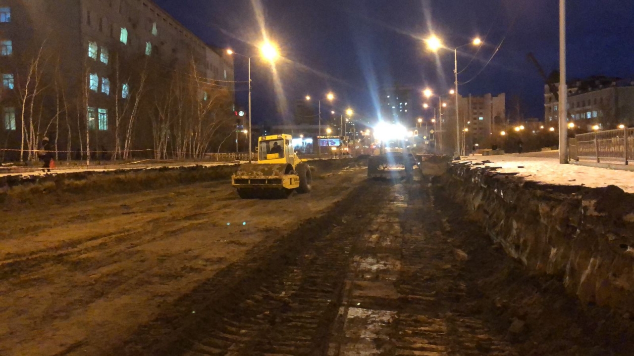 Земляные работы по подготовке основания проводят на проспекте Ленина в Якутске