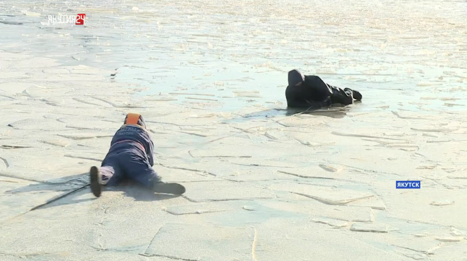 Учения по спасению провалившегося под лед человека провели в Якутске  