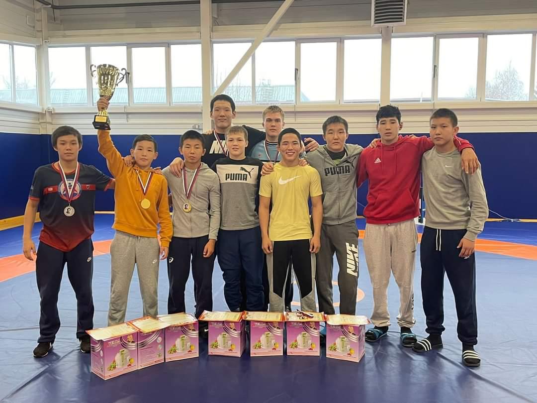 Борцы из Якутии завоевали десять медалей на турнире памяти Владимира Гусева