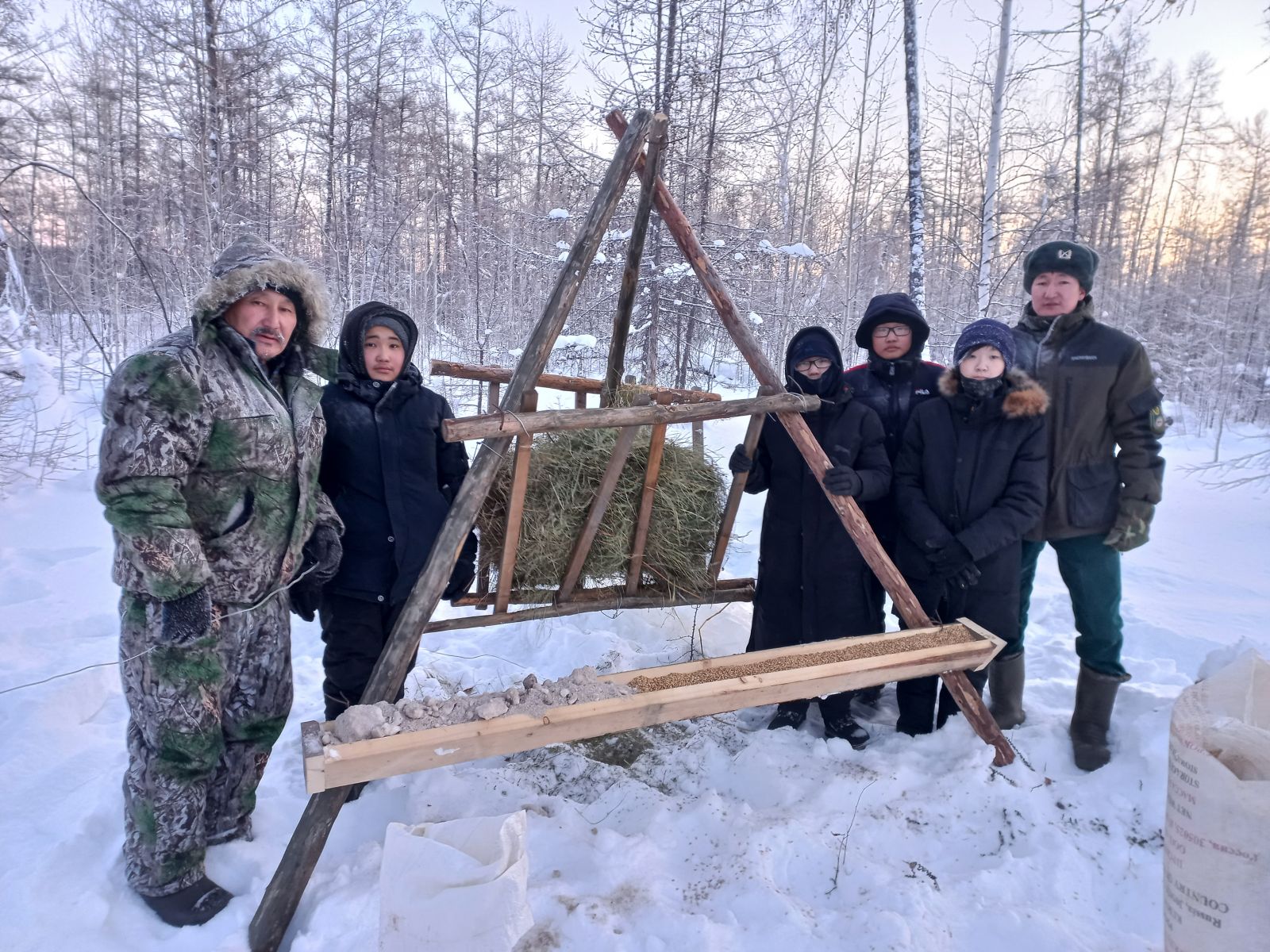 Восьмиклассники из Намского района Якутии построили кормушку для диких животных