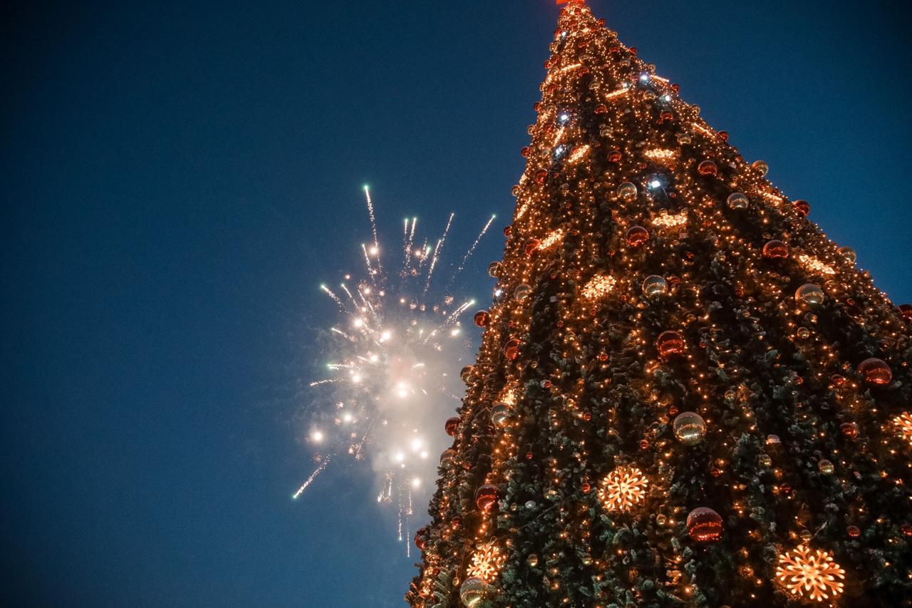 Первую в стране новогоднюю елку зажгут в Якутии 1 декабря