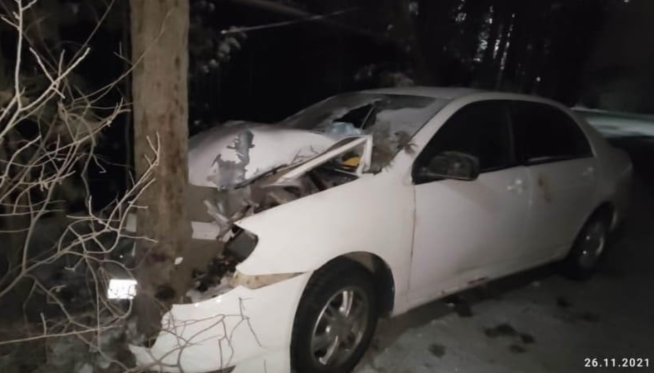 Водитель иномарки наехал на дерево на Сергеляхском шоссе в Якутске