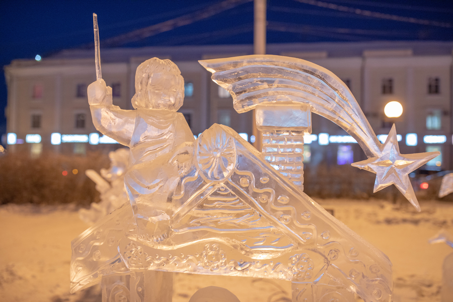 Якутские мастера создают ледяные скульптуры персонажей мирового кино