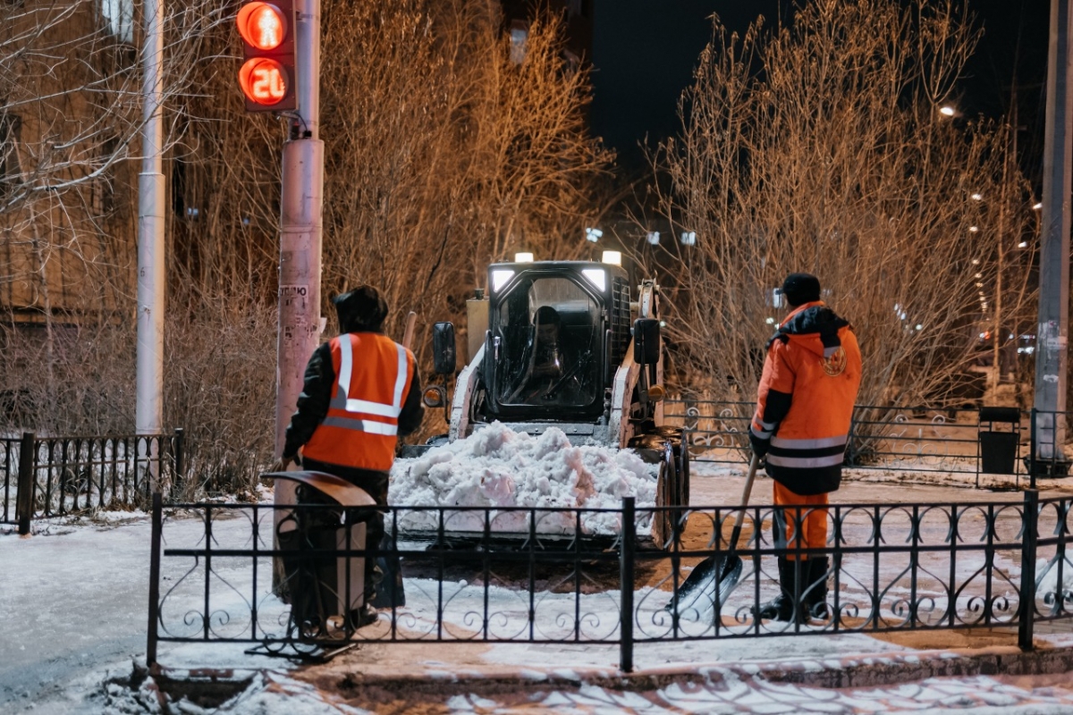 Уборку и вывоз снега проводят на улицах Якутска