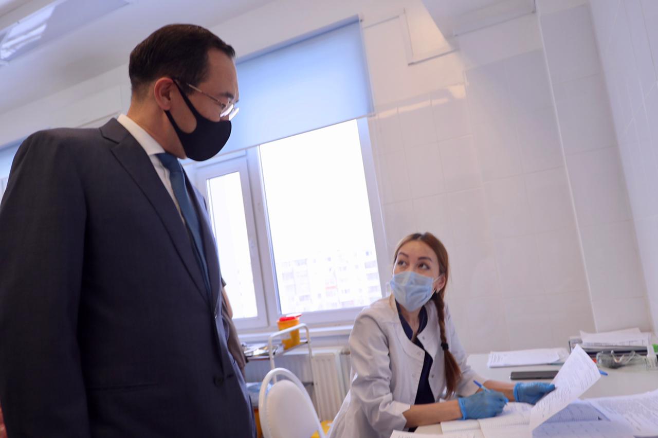 Айсен Николаев проверил работу пунктов вакцинации в Якутске