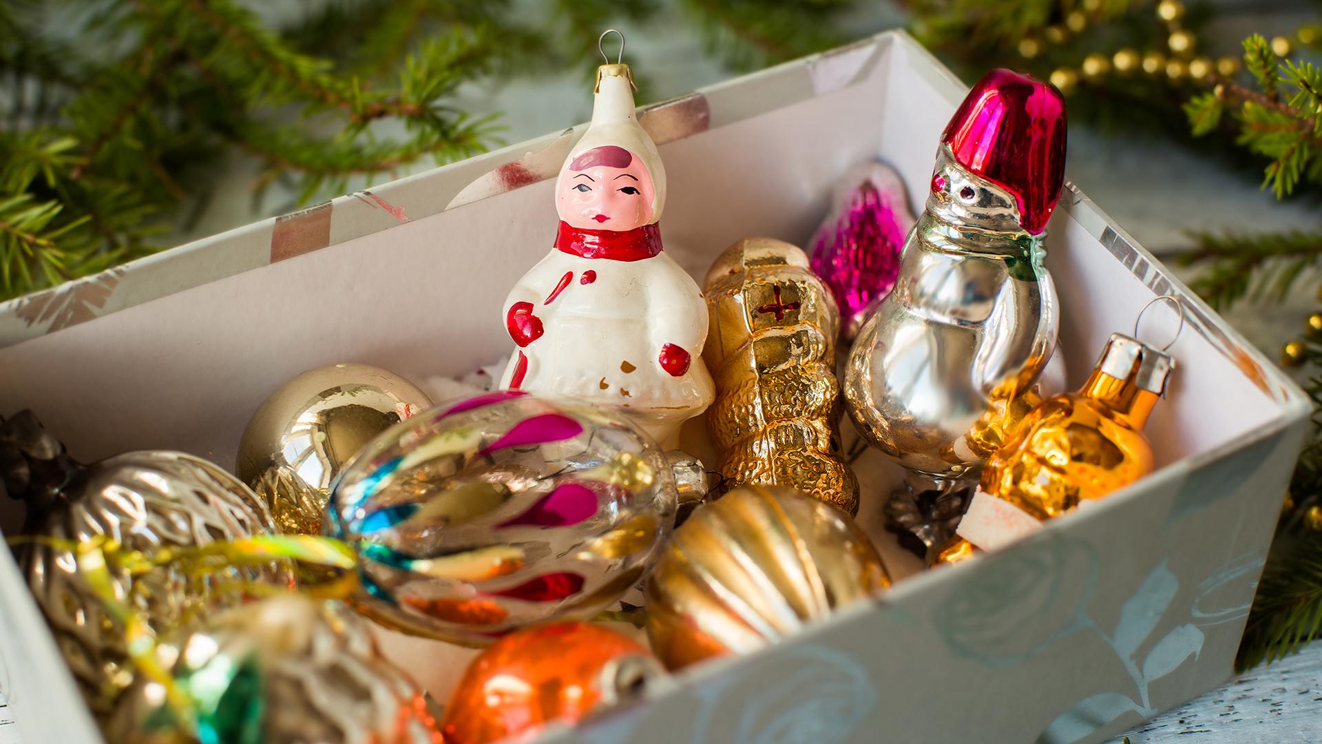 Новогодняя игрушка шар на ёлку стеклянный Klavdievo Дети у камина, 100 мм, ретро (4820001026283)