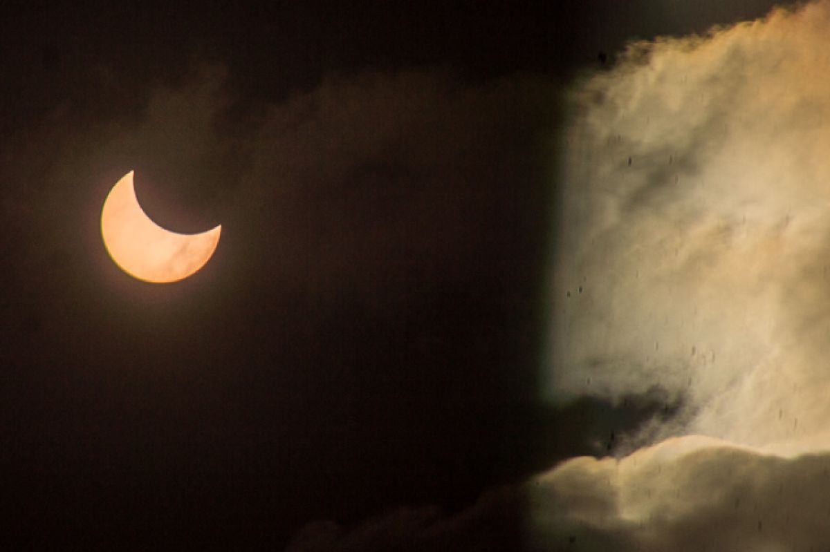 Жители Якутии наблюдают лунное затмение