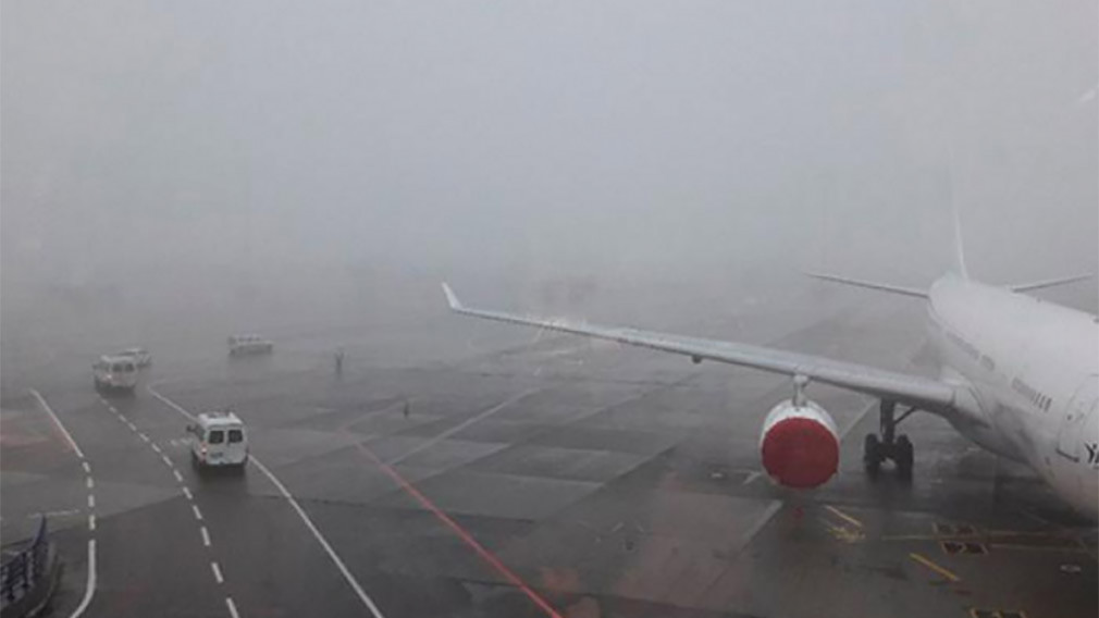 Аэропорт москва задержка. Туман аэропорт Домодедово. Туман в Шереметьево. Аэропорт Внуково в тумане. Туман в аэропорту.