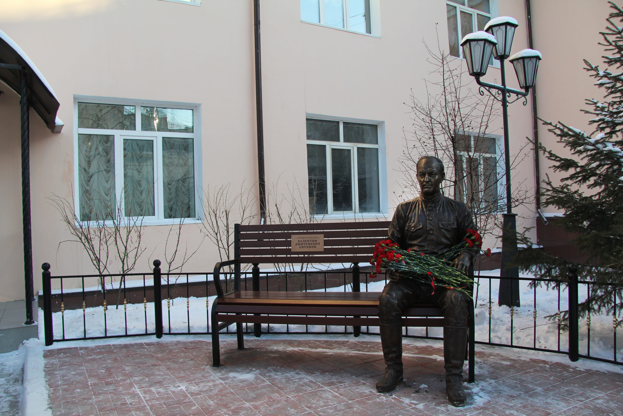 Памятник легендарному актеру Русского театра Валентину Антонову открыли в Якутске