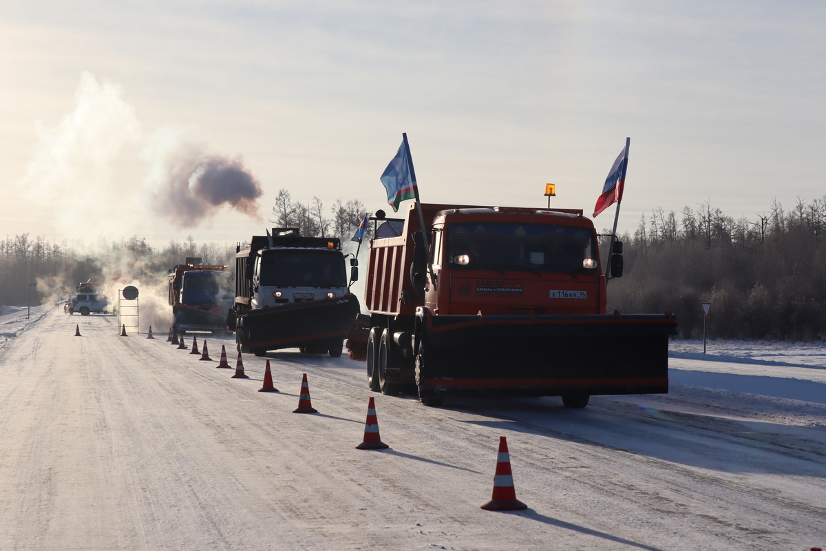 Дорожников наградили за помощь в борьбе с лесными пожарами в Горном районе Якутии