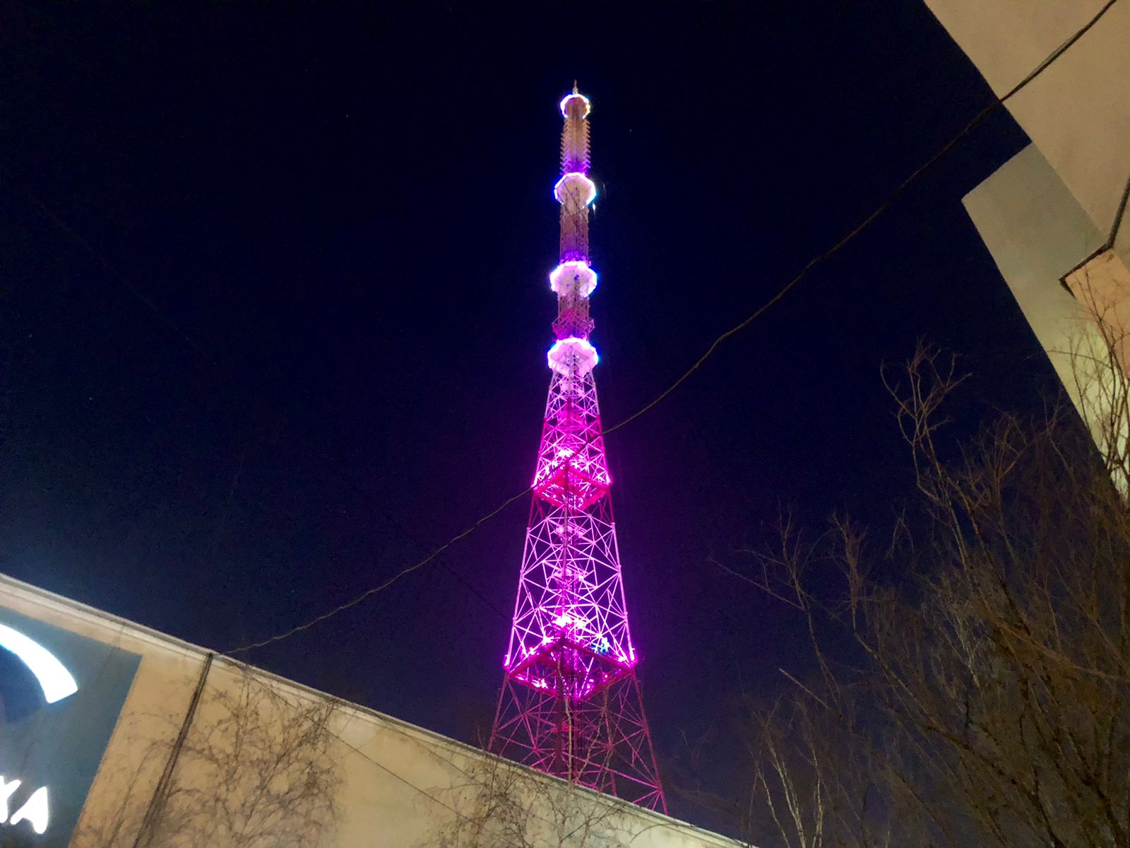 Якутская телебашня загорелась фиолетовым цветом в честь Всемирного дня недоношенных детей