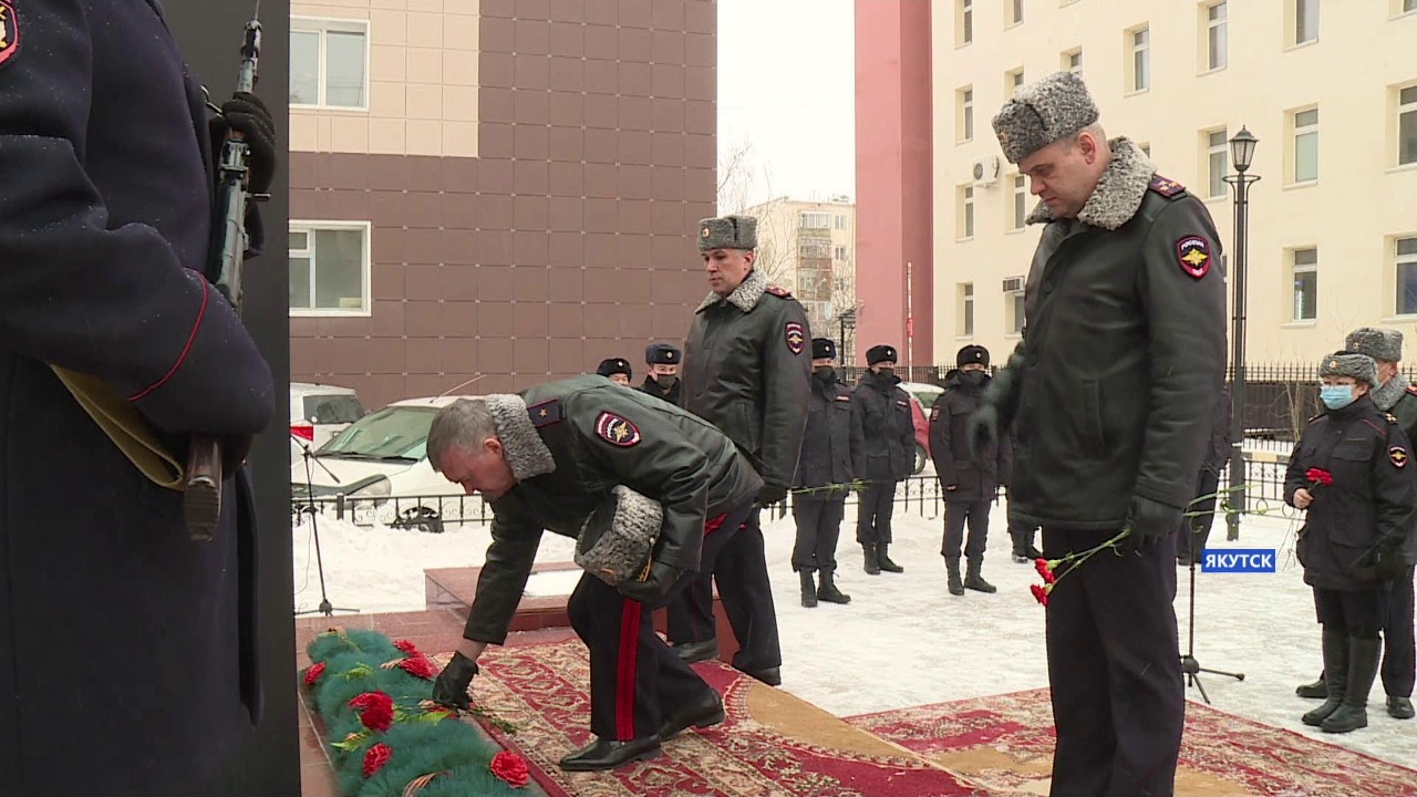 Цветы возложили к мемориалу «Павшим за справедливость» в Якутске