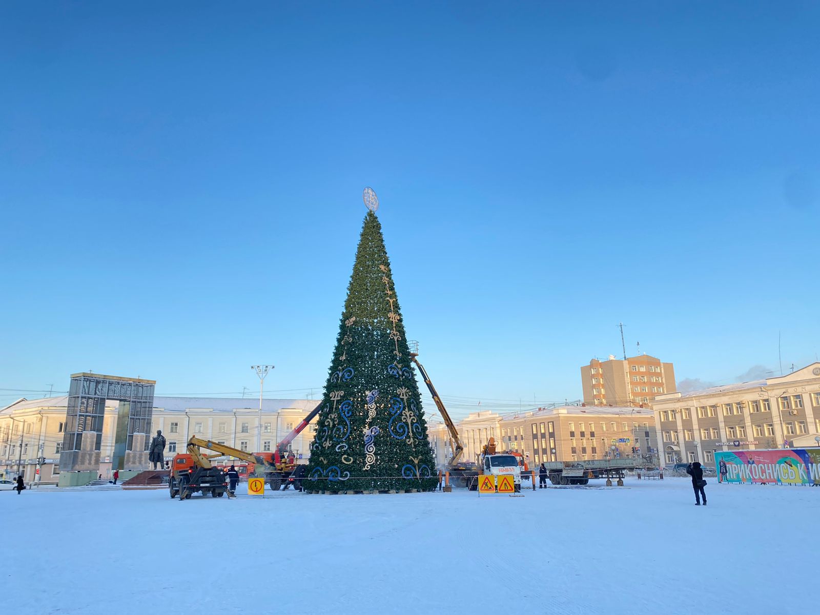 Установку новогодней елки в Якутске завершат до 23 ноября