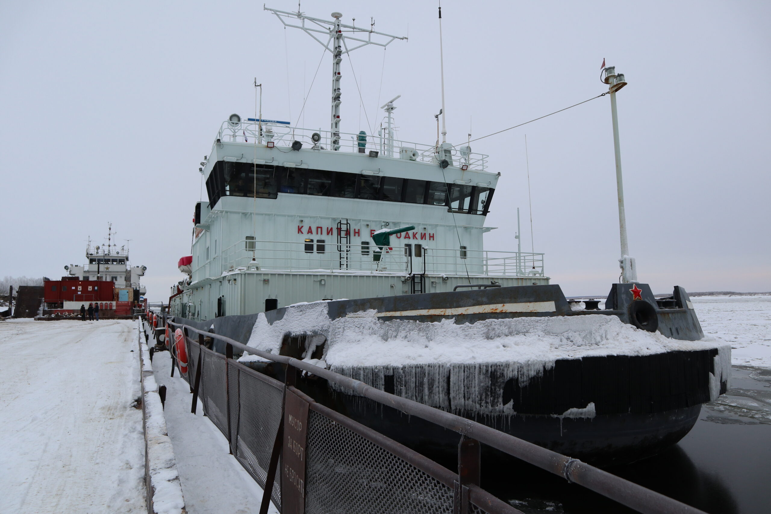 Баржи начали ходить в сопровождении ледокола из Жатая в Якутии