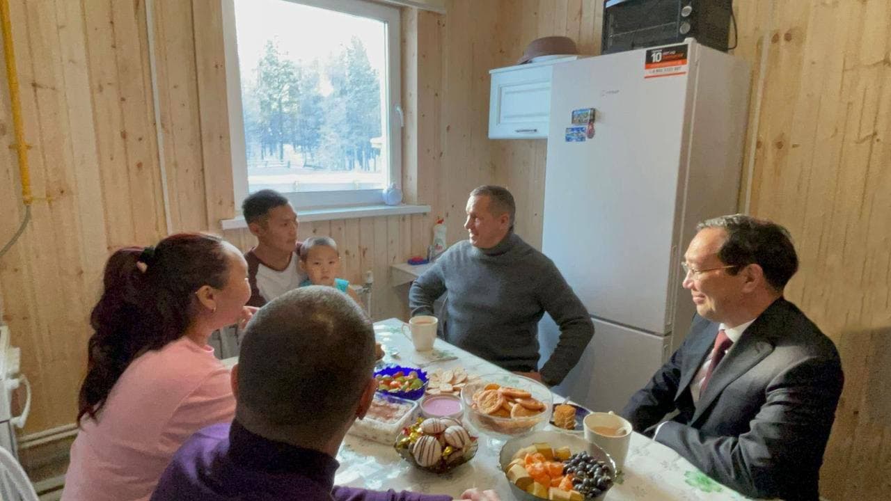 Юрий Трутнев посетил многодетную семью Дмитриевых в якутском селе Бясь-Кюель