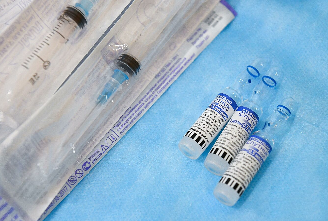 Прививку, подходящую пожилым для ревакцинации от COVID-19, назвали в России