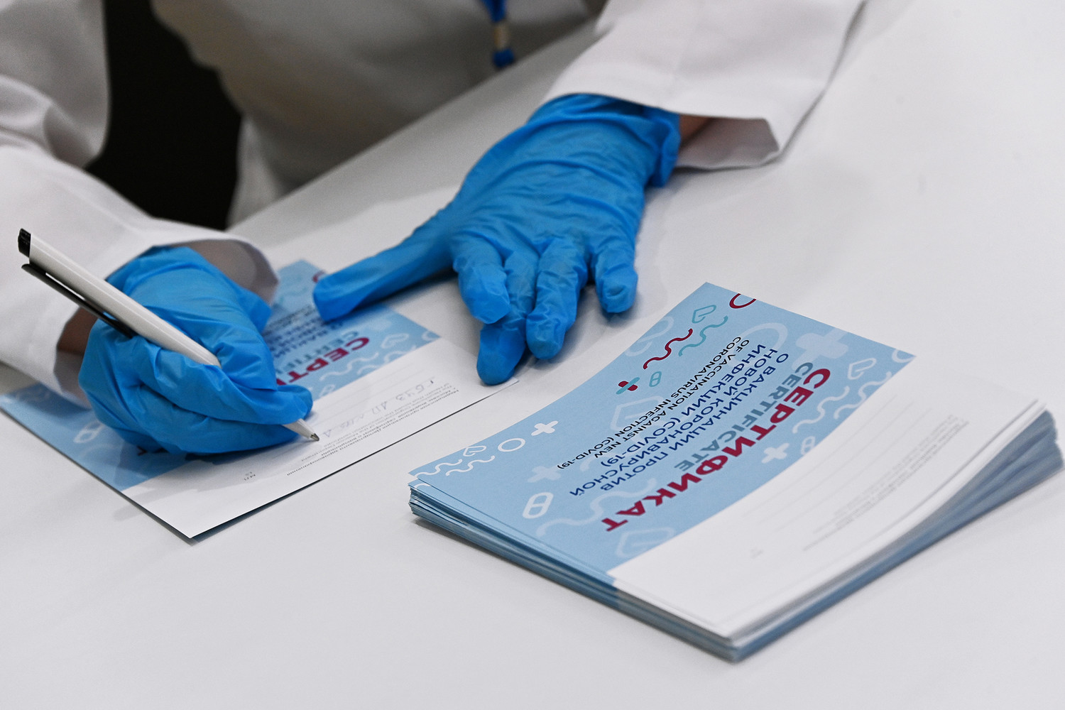 Обновленные сертификаты о вакцинации от COVID-19 ввели в России