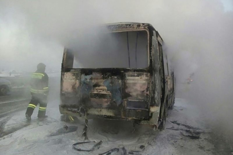 Автобус сгорел из-за неисправности в Якутске