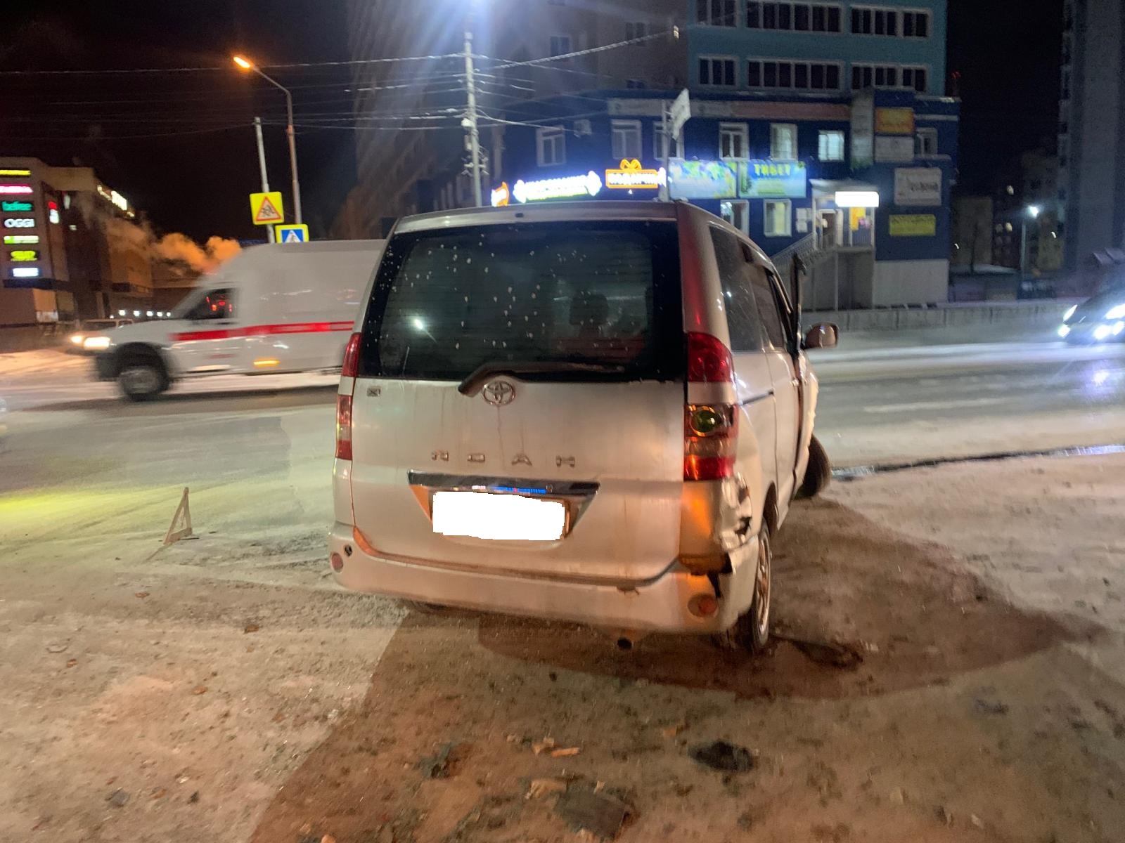 Два человека пострадали при столкновении трех машин в Якутске