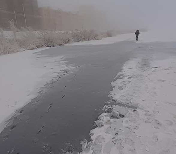 Разлив сточных вод обнаружили на озере Сайсары в Якутске