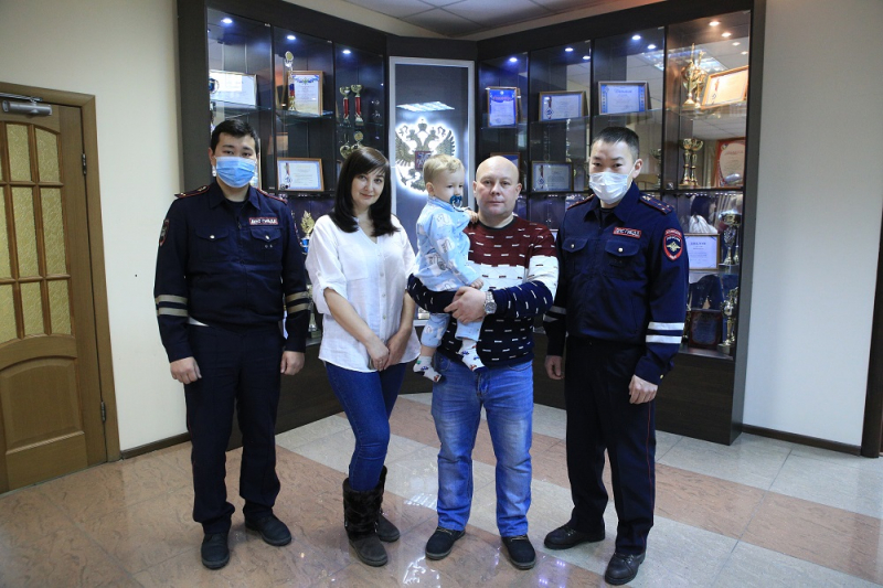 Инспекторы ДПС в Якутии помогли доставить задыхающегося ребенка в больницу