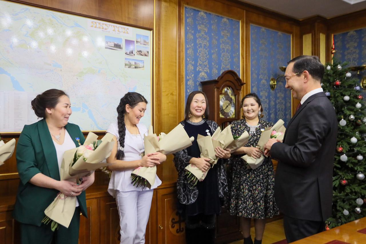 Глава Якутии Айсен Николаев встретился с многодетными матерями