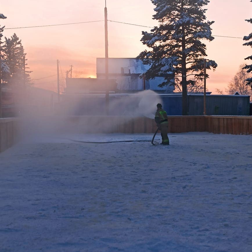 Ледовый каток открыли в Ленске в Якутии