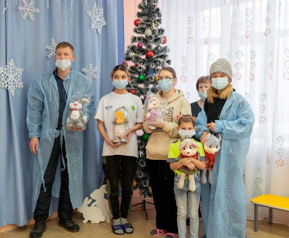 Детям-сиротам из «Берегини» в Якутске подарили игрушки и зимние вещи