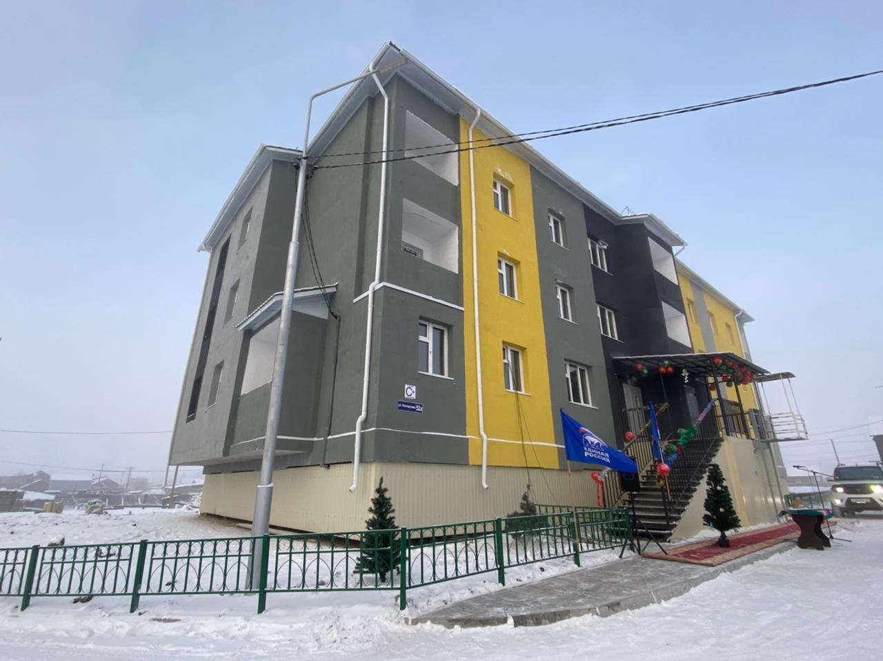 Два дома ввели для переселенцев из аварийного жилья в Амгинском районе Якутии