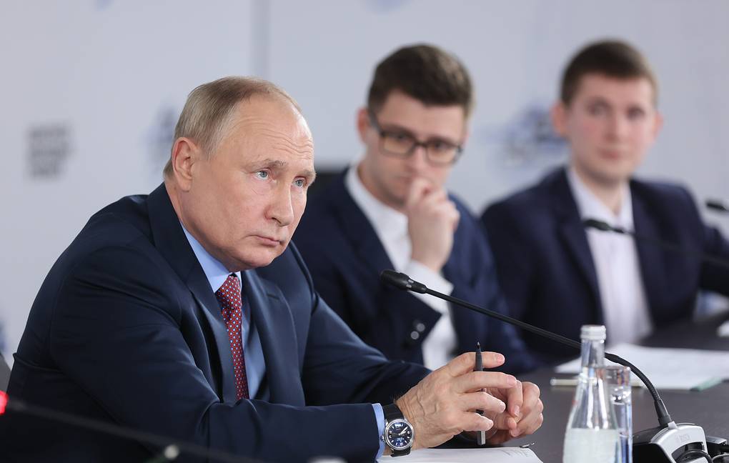 Владимир Путин выступил за увеличение объемов мегагрантов на научные исследования