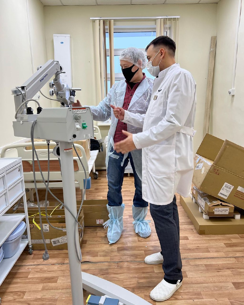 Выездные бригады офтальмологов в Якутии получили микроскопы для операций
