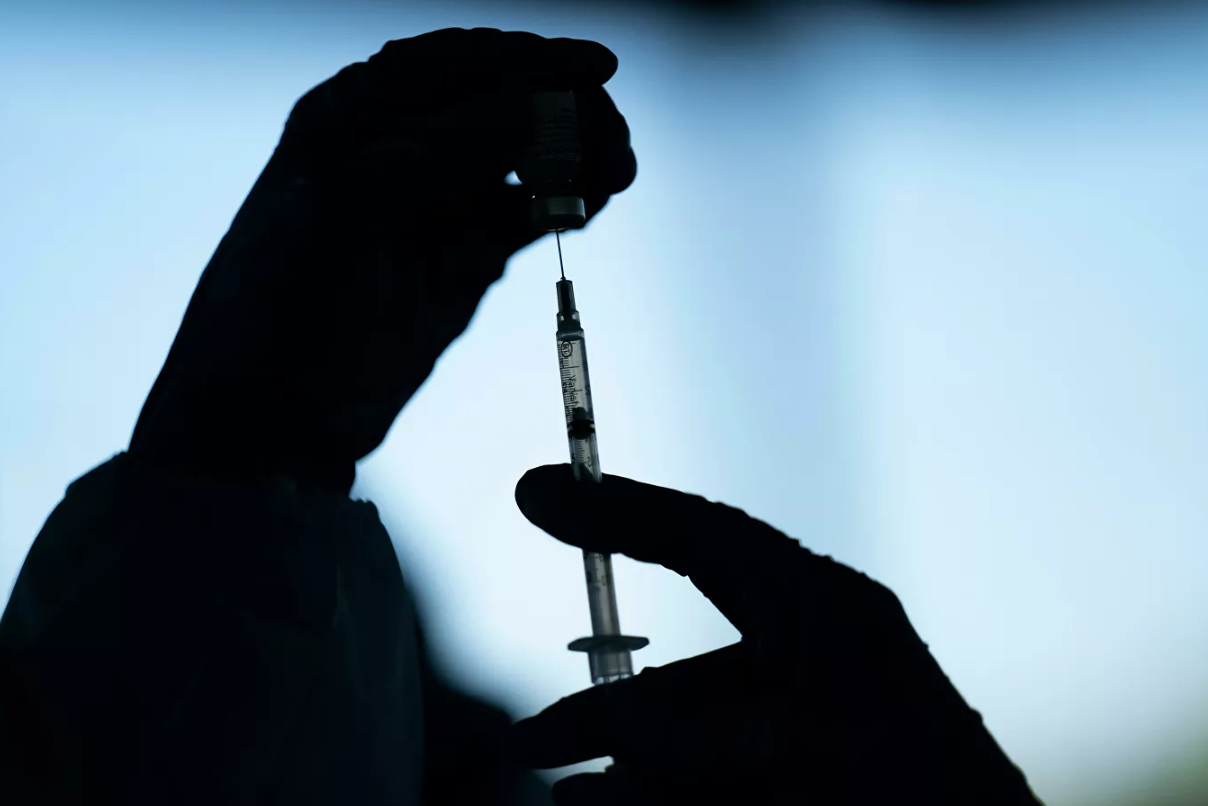 Вакцинацию подростков от COVID-19 включили в нацкалендарь прививок в России