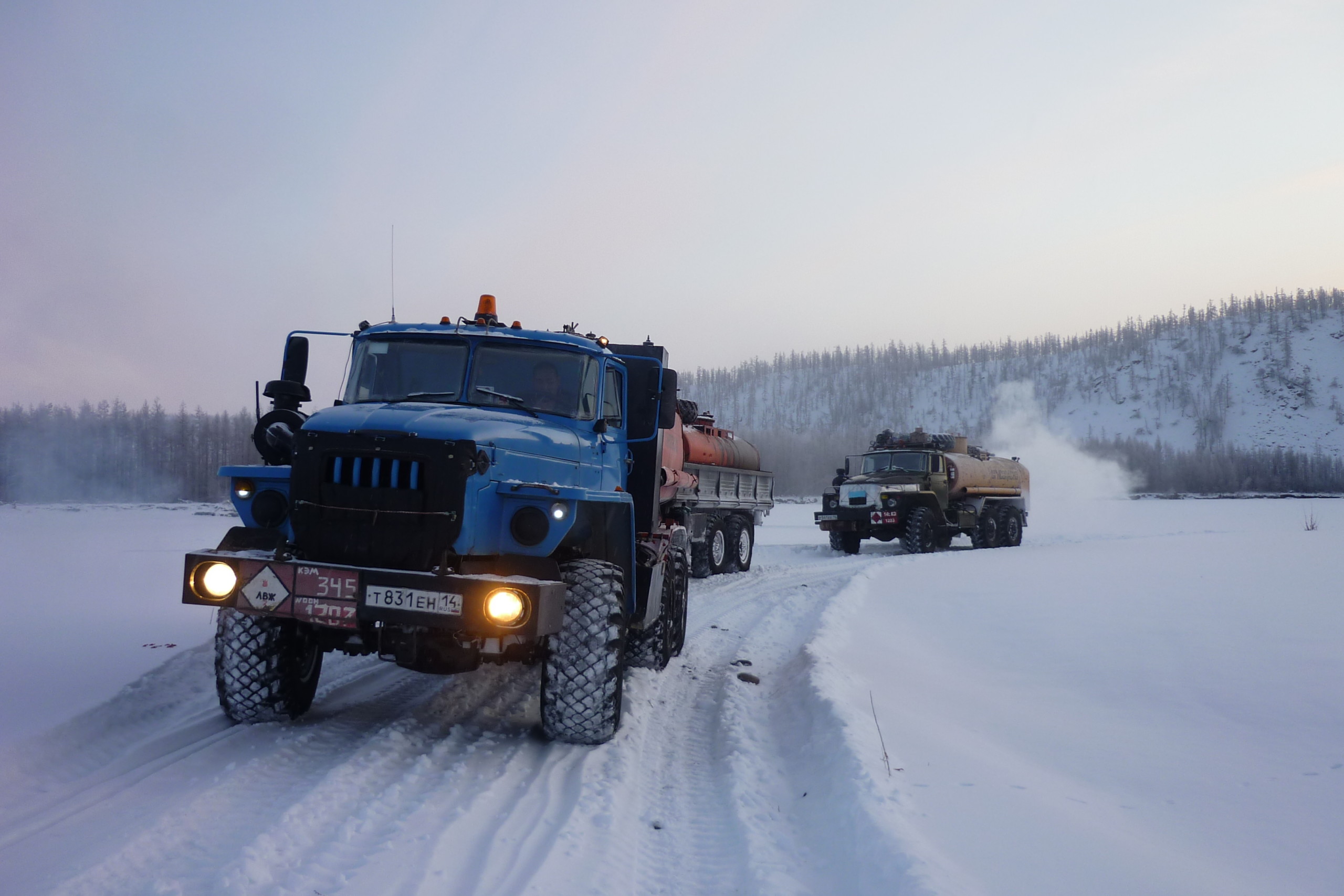 Колонна из 12 машин застряла в снегу в Кобяйском районе Якутии