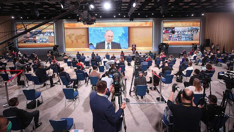 Журналисты собираются в Манеже для участия в пресс-конференции Владимира Путина