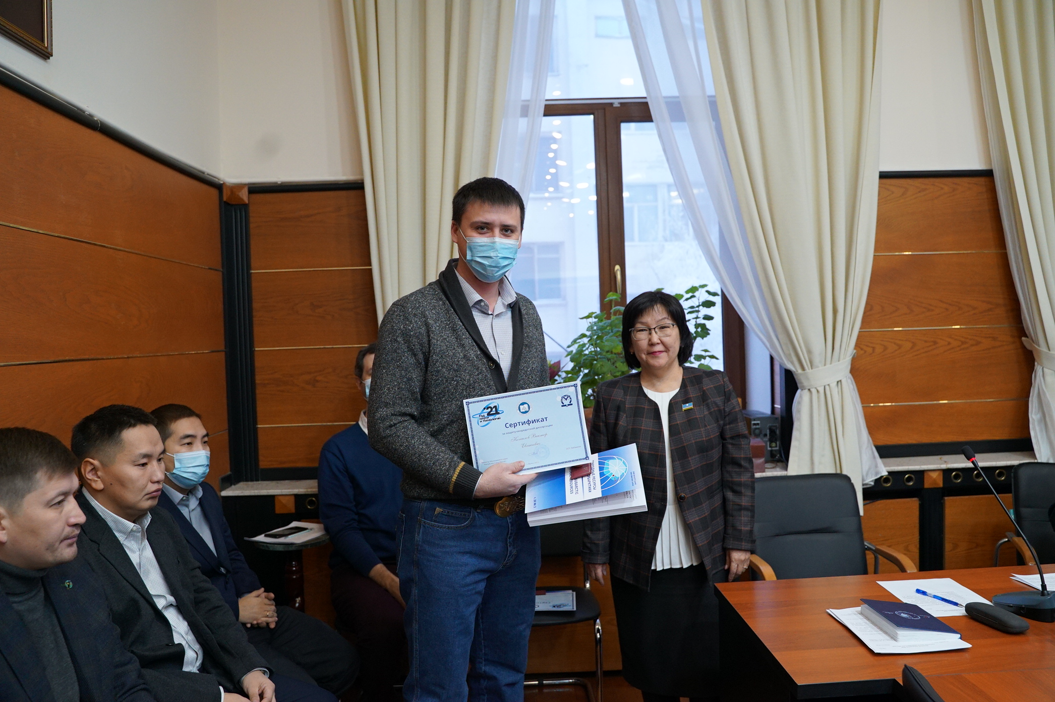 Денежными сертификатами наградили 25 молодых ученых Якутии