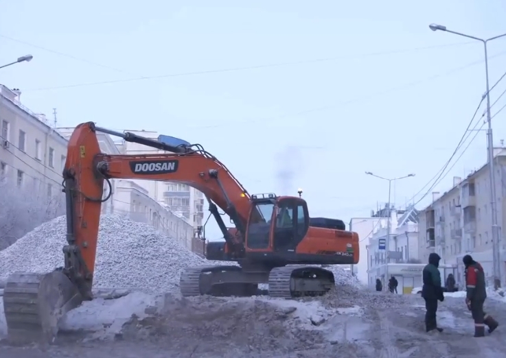 Устройство дорожного основания завершают на проспекте Ленина в Якутске