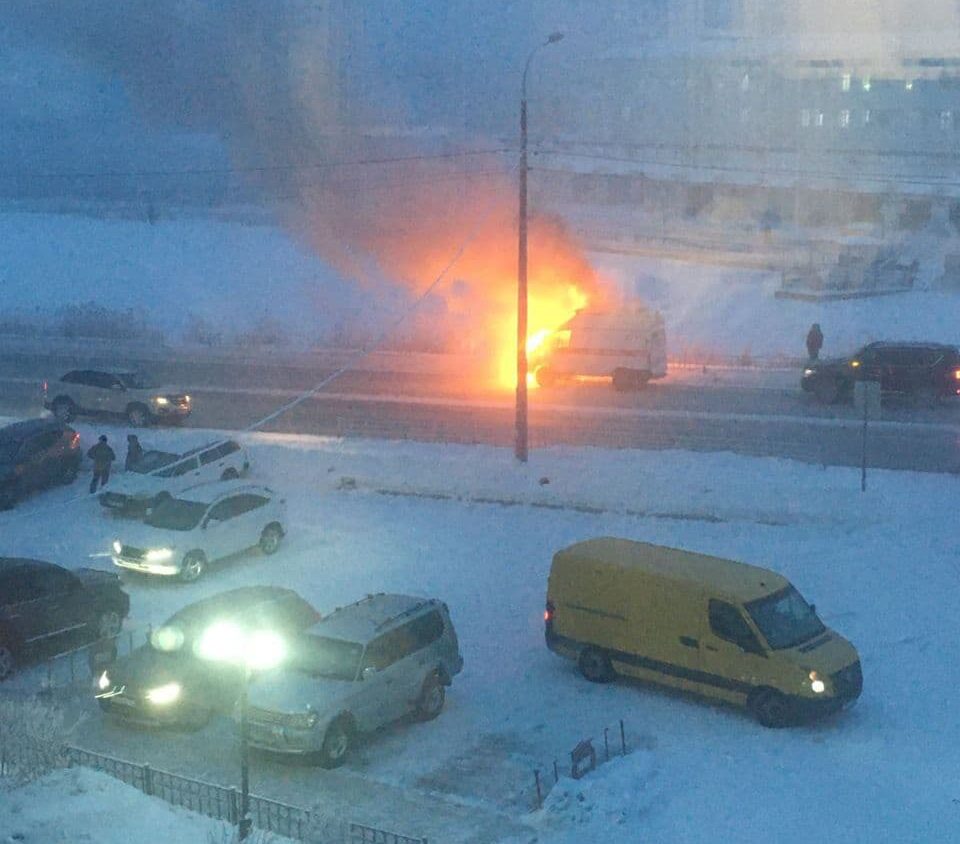 Автомобиль скорой помощи загорелся в центре Якутска