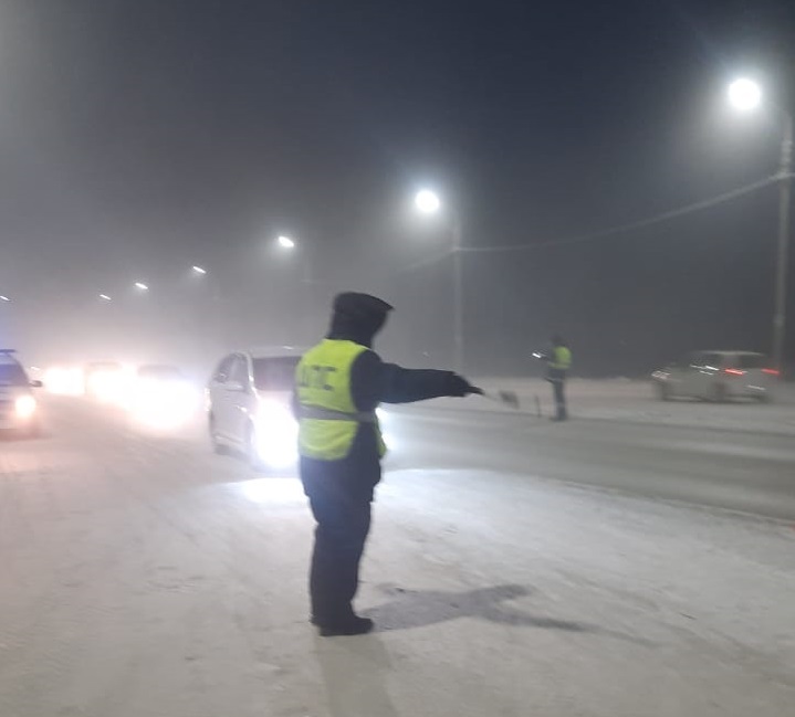 Массовые проверки водителей проведут в новогодние праздники в Якутии