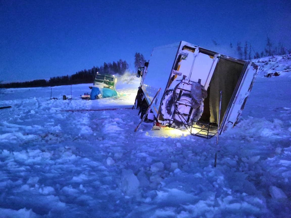 Два грузовика провалились на переправе между Момским и Абыйским районами Якутии