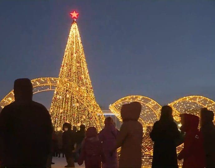 Первую новогоднюю елку России зажгли в Якутии