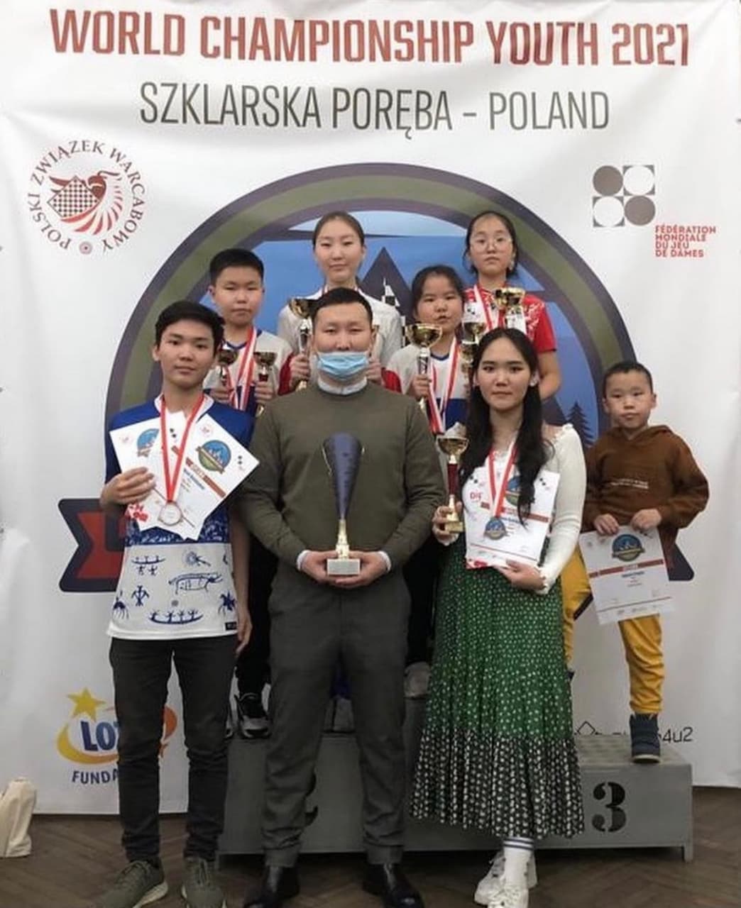 Айсен Николаев поздравил якутян-победителей первенства мира по шашкам