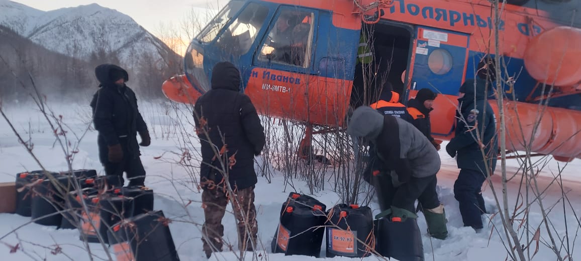 Вертолет доставил топливо и продукты водителям в Кобяйском районе Якутии