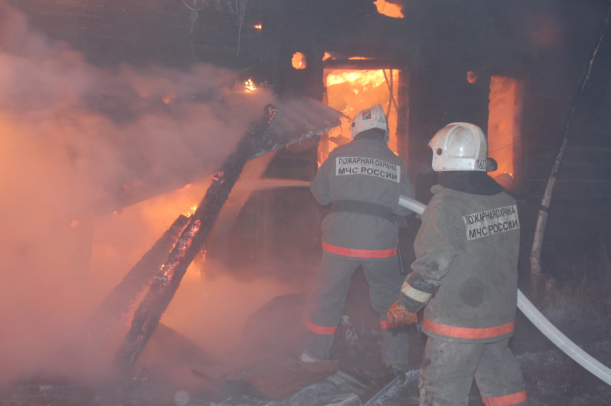 Один человек погиб при пожаре в многоквартирном доме в Мирном
