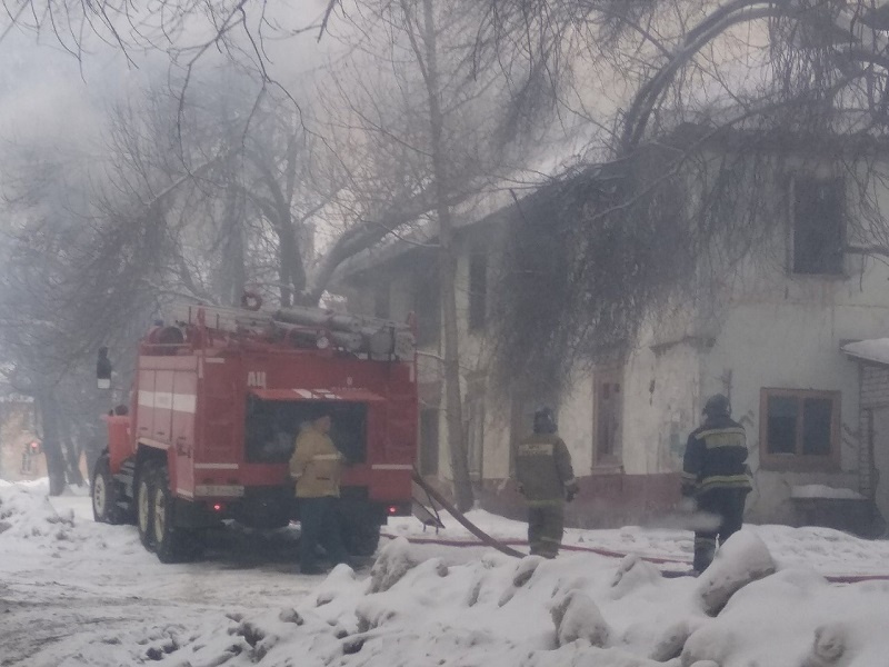 30 человек эвакуировали при пожаре в жилом доме в Мирнинском районе Якутии