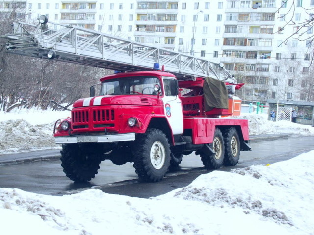 Более 10 человек эвакуировали из-за пожара в жилом доме в Якутске