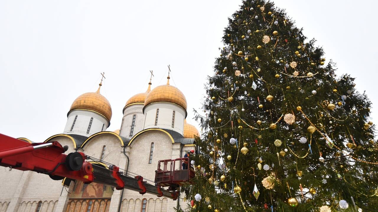 Главную елку страны украсили на Соборной площади Кремля