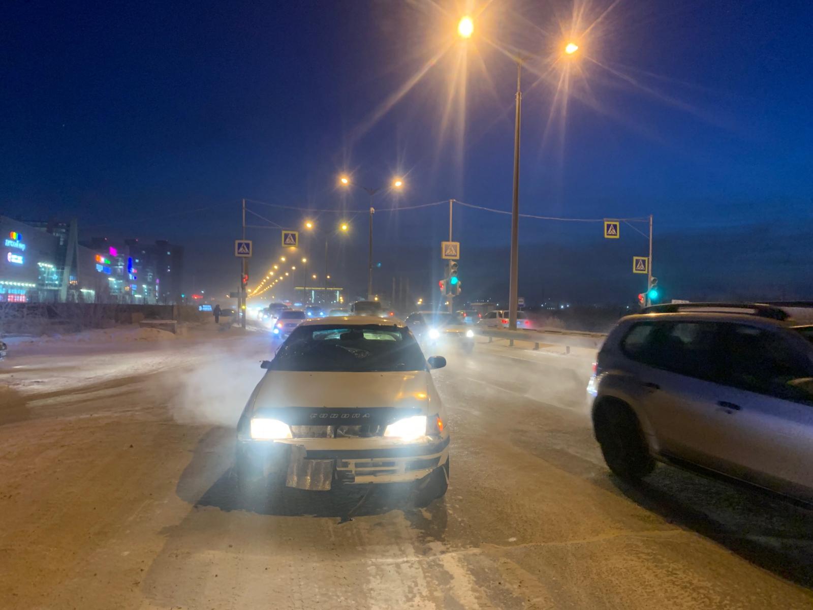 Водитель без прав совершил наезд на женщину и ребенка в Якутске