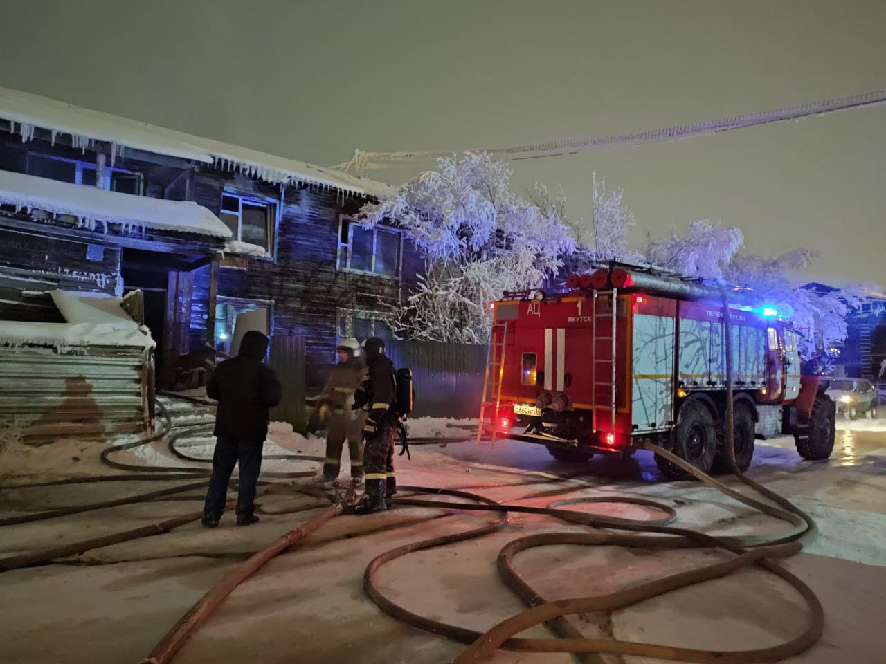 Пять человек спасли при пожаре в жилом доме в Якутске