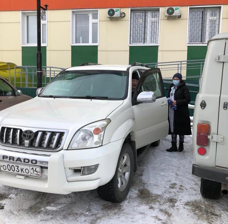 Машины автобазы правительства передали в помощь врачам Якутска